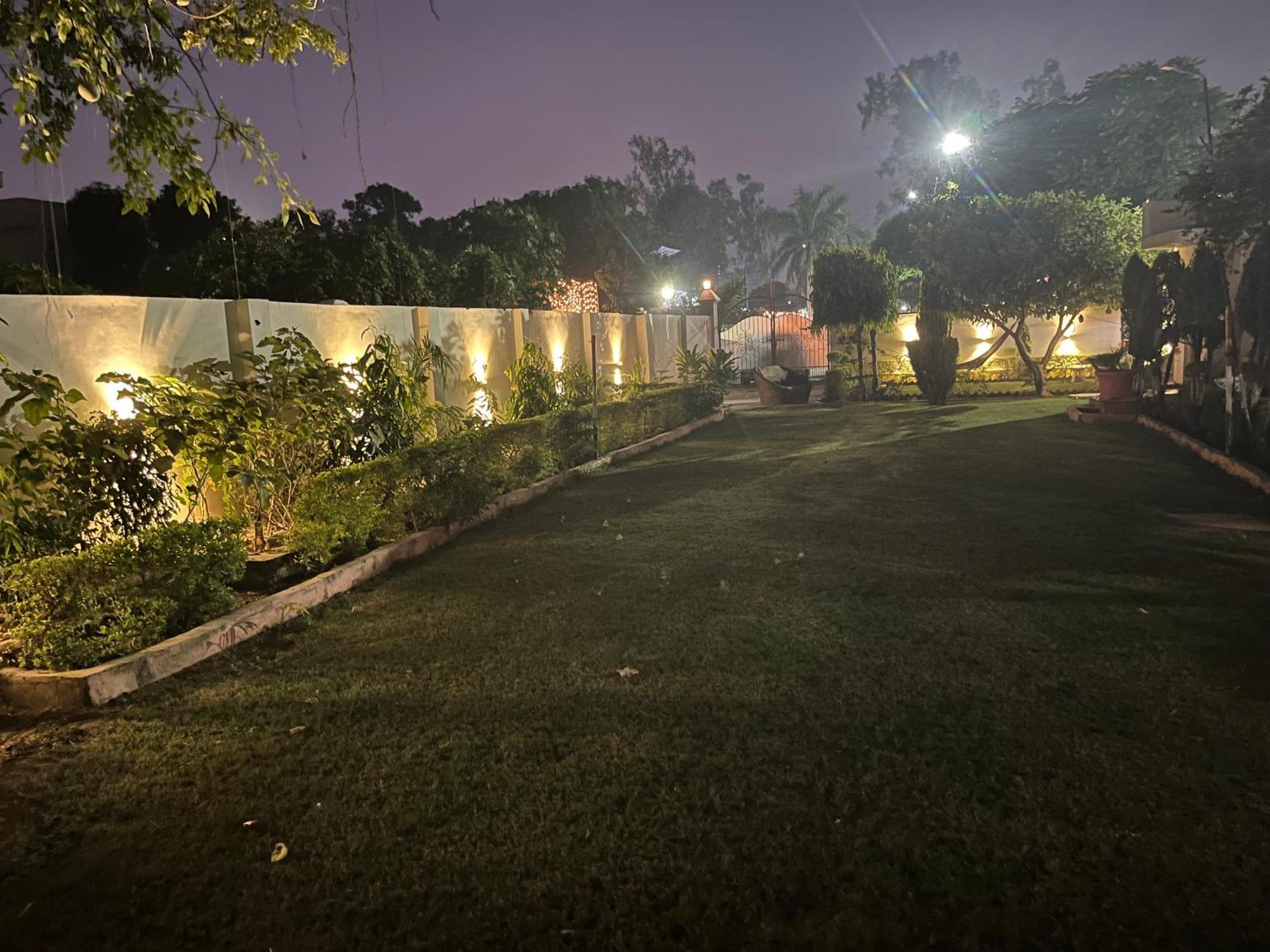White House Villa Meerut Bagian luar foto